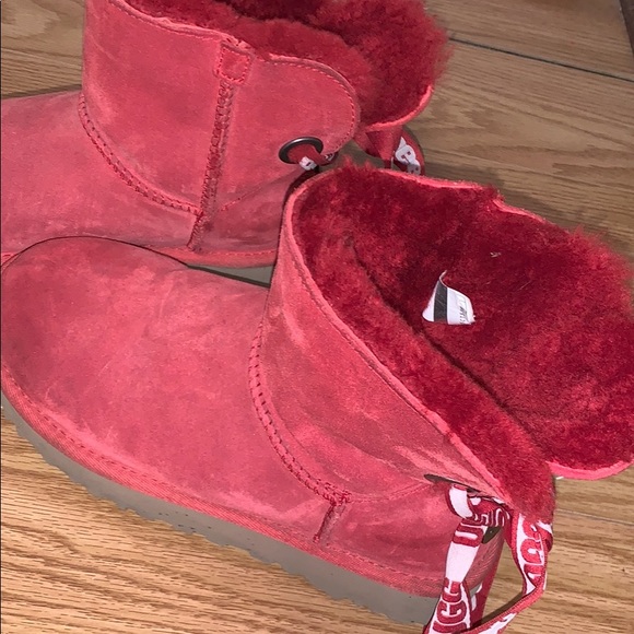 all red uggs